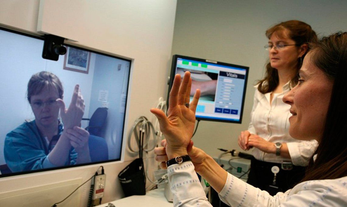 Médicos alertan por riesgo en la moda de teleconsultas