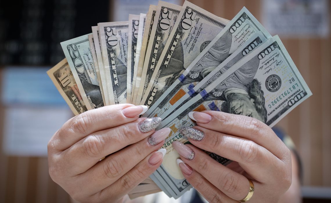 La tendencia al alza en la compra de dólares se mantuvo desde la flexibilización cambiaria en abril pasado. La tendencia al alza en la compra de dólares se mantuvo desde la flexibilización cambiaria en abril pasado.