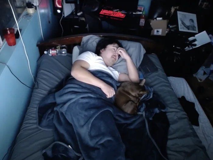 Un youtuber gana 16.000 dólares por dejar que sus seguidores le molesten mientras duerme