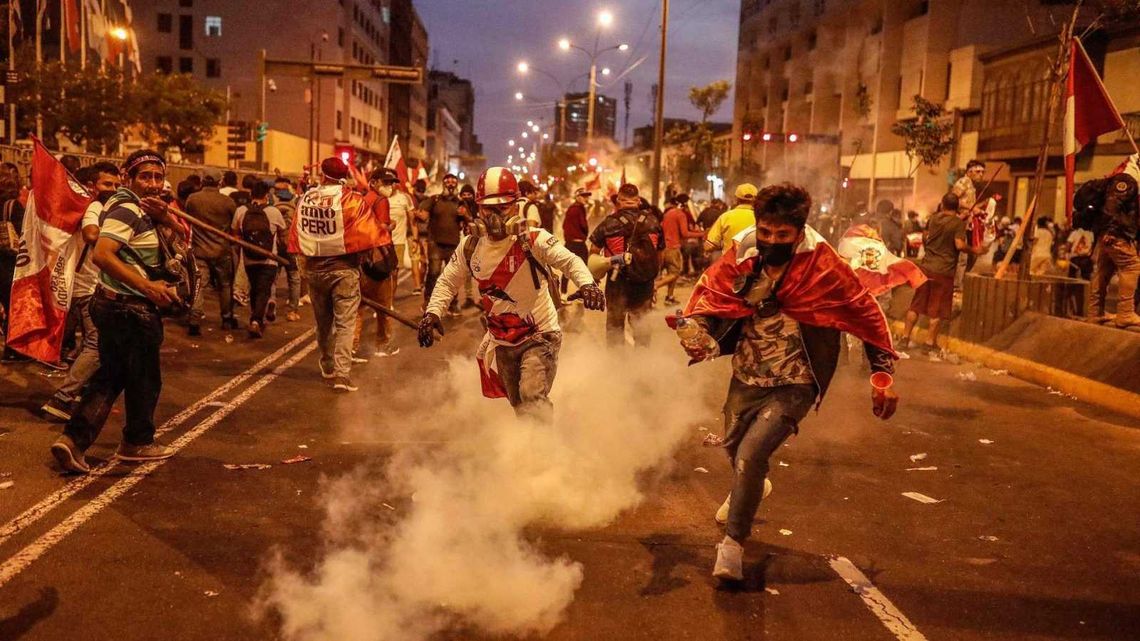Las manifestaciones en Perú dejaron 7 fallecidos y cada vez son más difíciles de controlar.