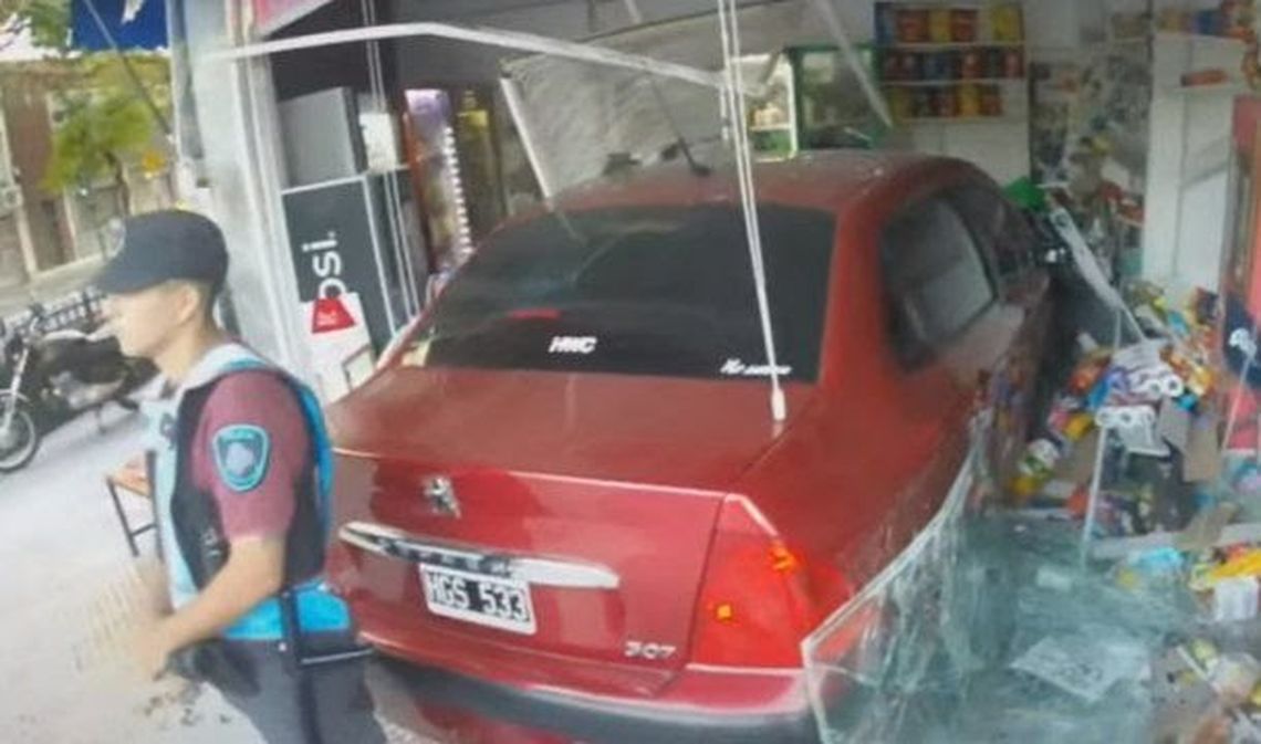 Un auto con un conductor alcoholizado se incrustó en comercio de Almagro.