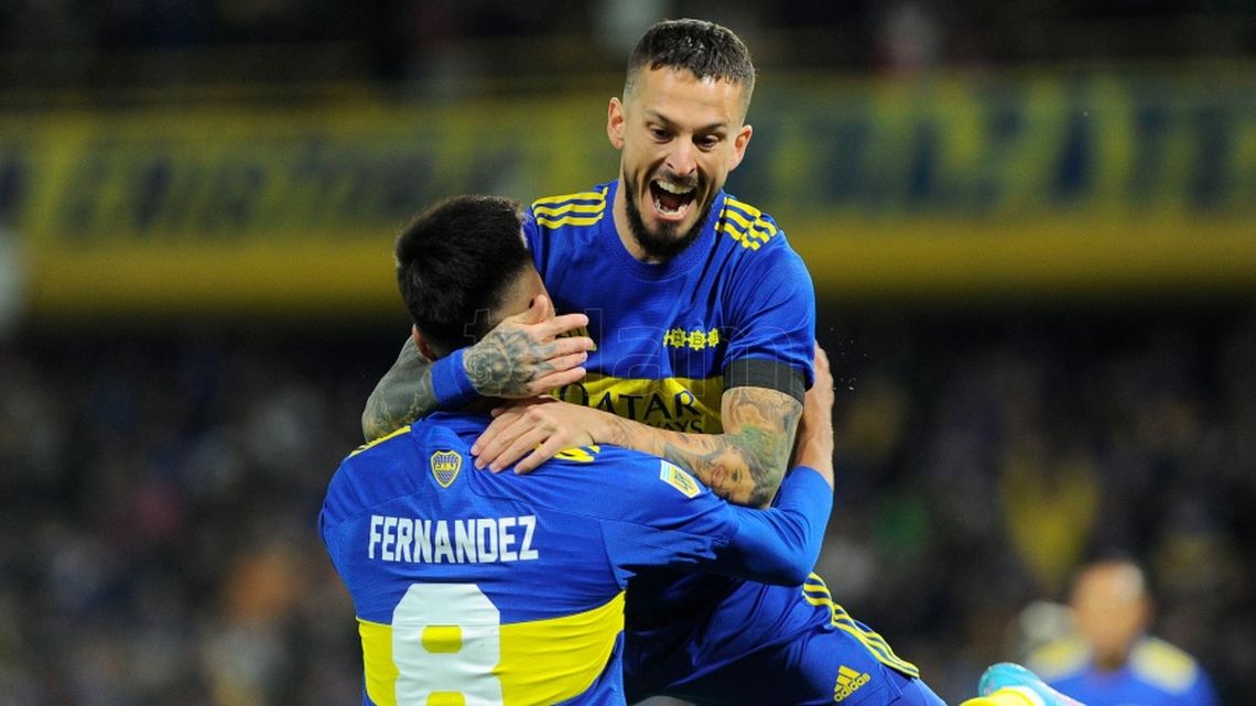 Darío Benedetto y Pol Fernández festejan un gol de Boca.