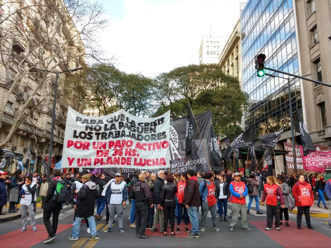 Gremios y organizaciones sociales marcharon a la Secretaría de Trabajo para reclamar que el Salario Mínimo, Vital y Móvil equipare a la canasta básica