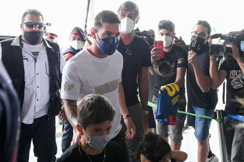 La convulsionada llegada de Messi y su familia al aeropuerto de El Prat. Foto: diario Sport.