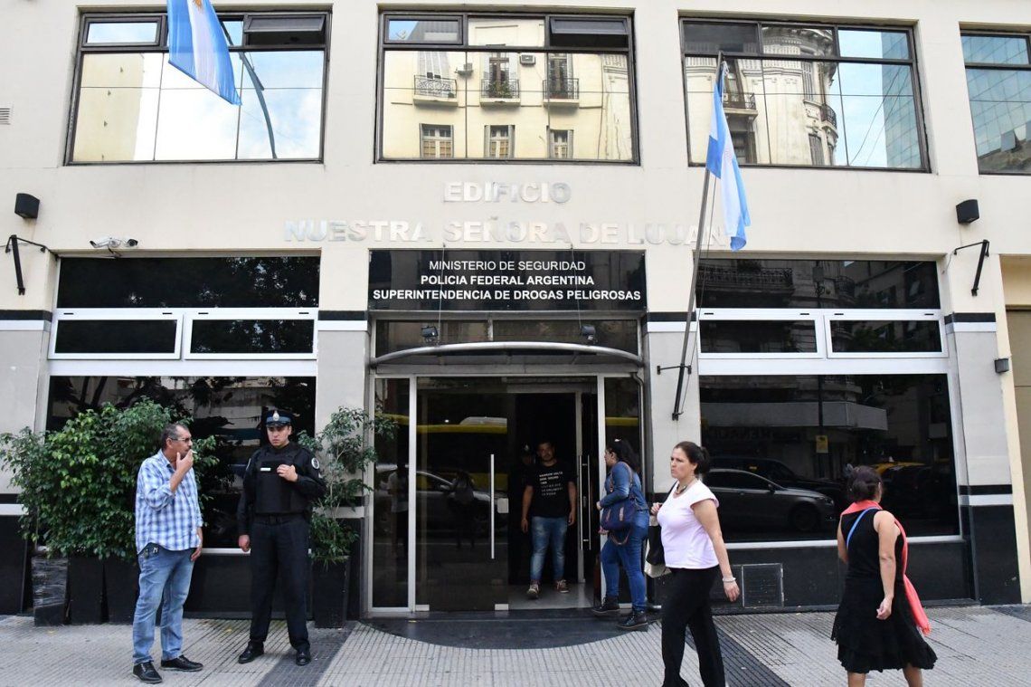 Detuvieron a dos policías por quedarse con dinero de un operativo narco