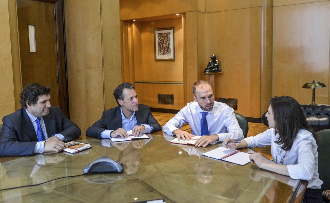 El ministro Guzmán se puso al hombro la negociación con los integrantes de la misión enviada por el FMI.