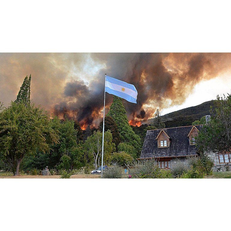 Los incendios en Lago Puelo y Esquel están descontrolados