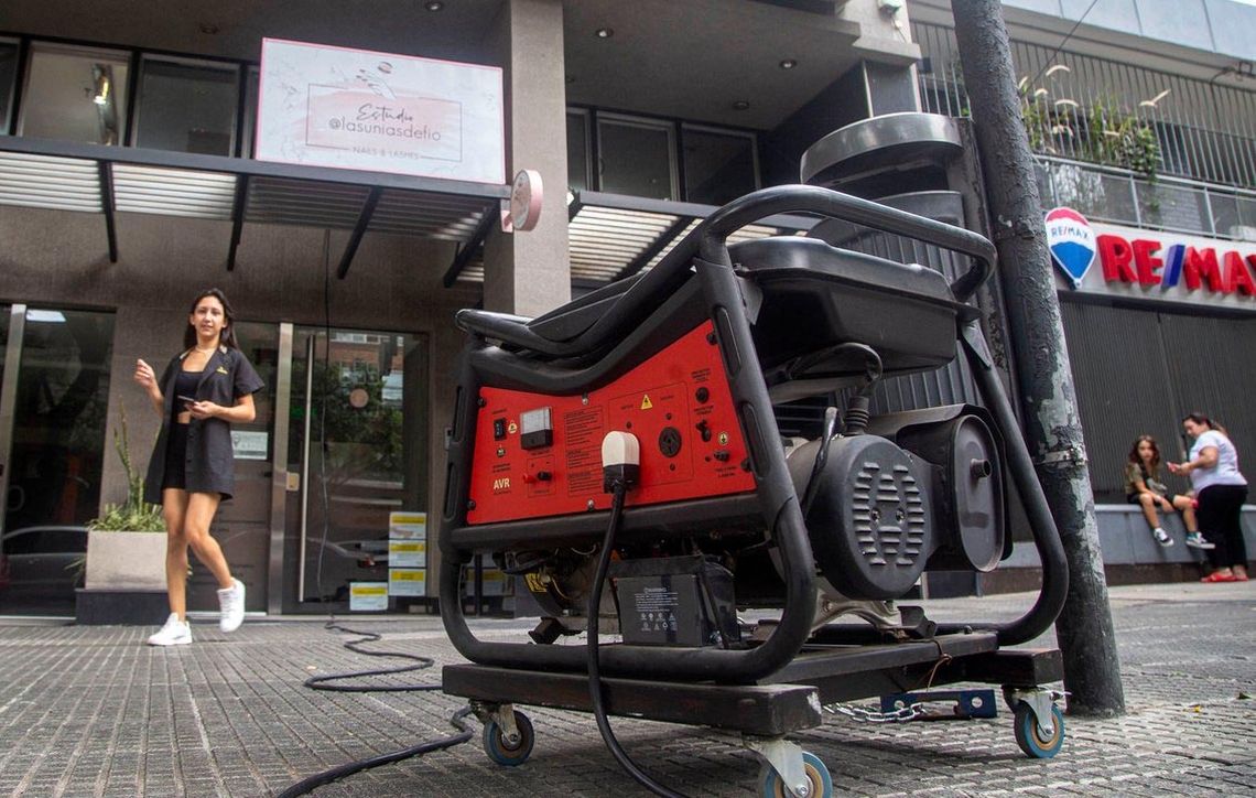 Algunos comerciantes del AMBA debieron recurrir a los grupos electr&oacute;genos ante el apag&oacute;n masivo.