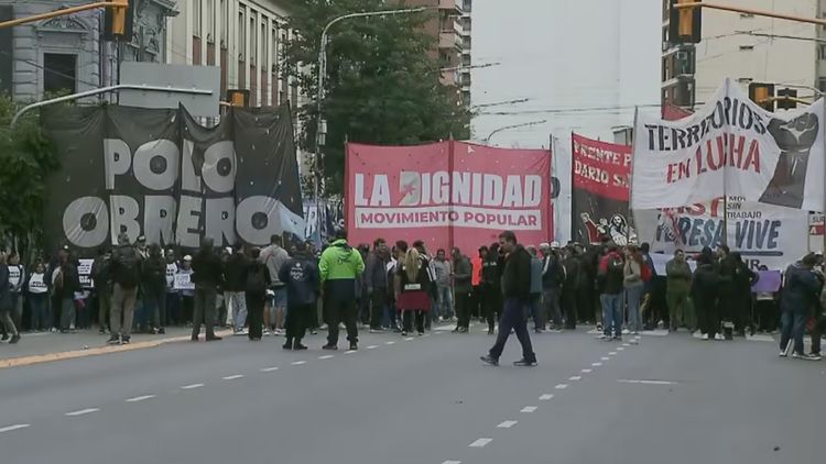 Manifestantes y efectivos policiales quedaron frente a frente en Avellaneda durante la protesta sobre la avenida Mitre, en medio del intento de avanzar hacia el Puente Pueyrredón.