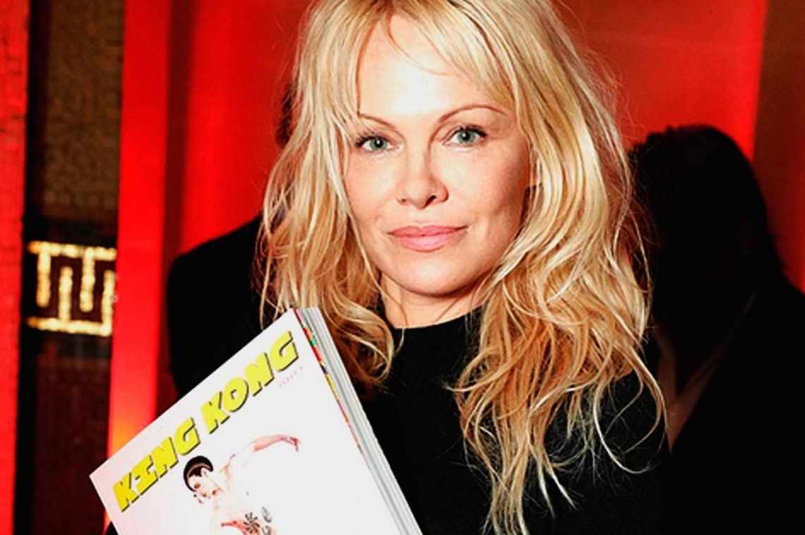 A los 50, Pamela Anderson volvió a desnudarse para una revista