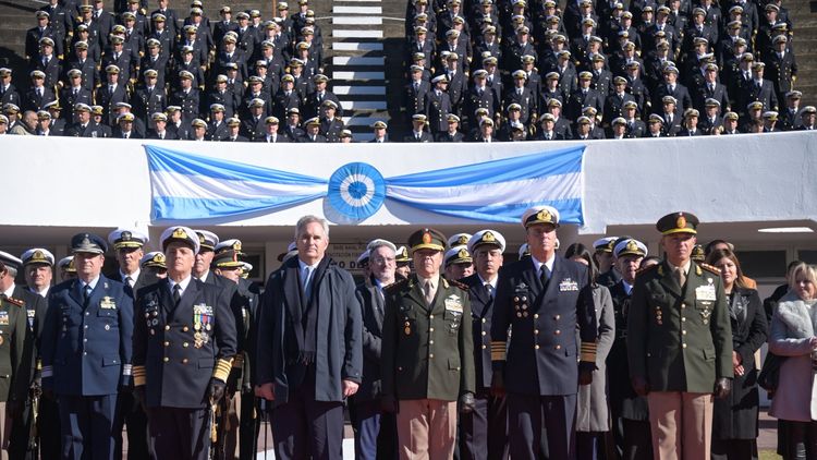 El jefe de la Armada Argentina, Juan Carlos Romay, junto a las autoridades del Gobierno en el acto en Puerto Belgrano.