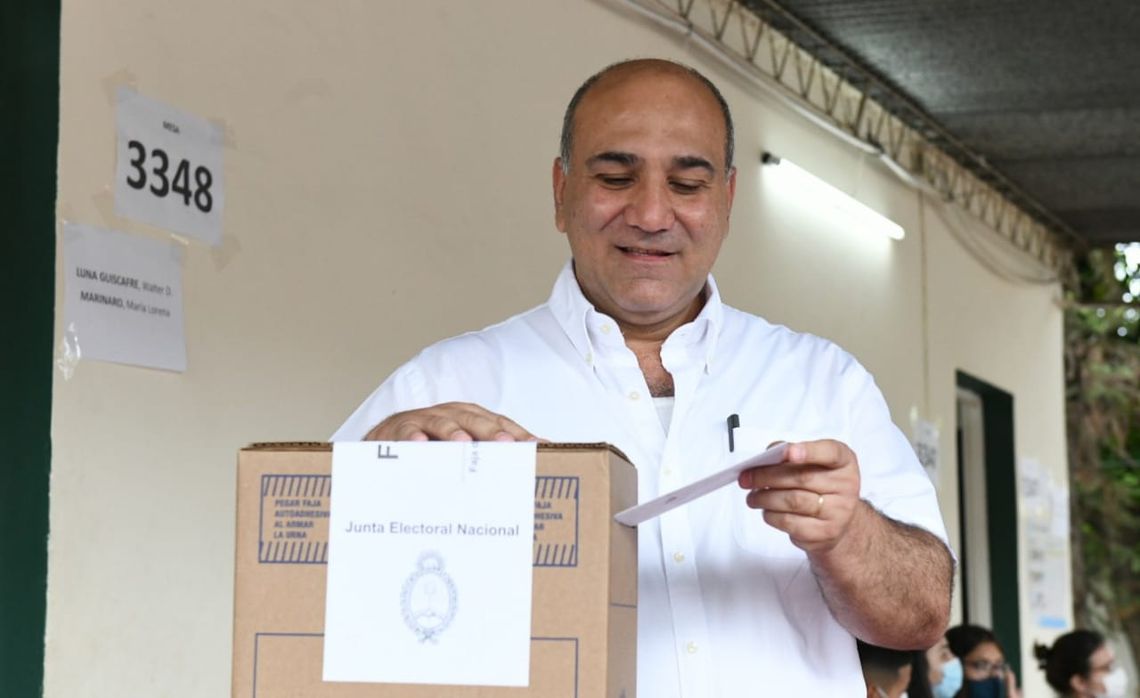 Manzur emitió su voto en el colegio San Javier de la ciudad de Yerba Buena