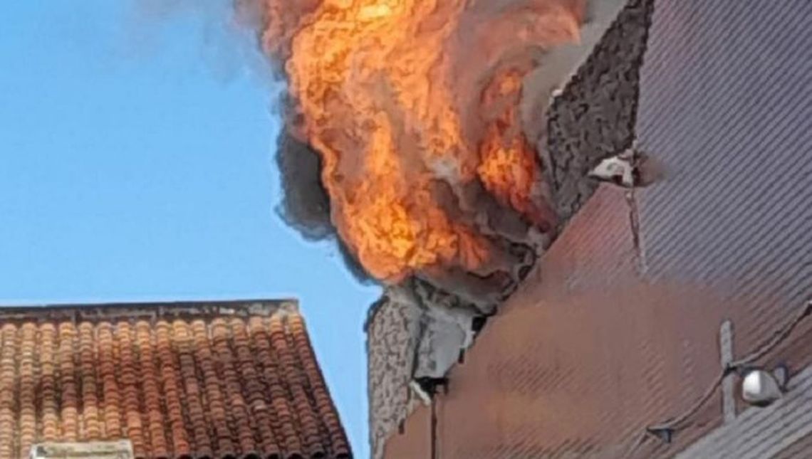 Lomas de Zamora: un incendio destruyó un enorme depósito