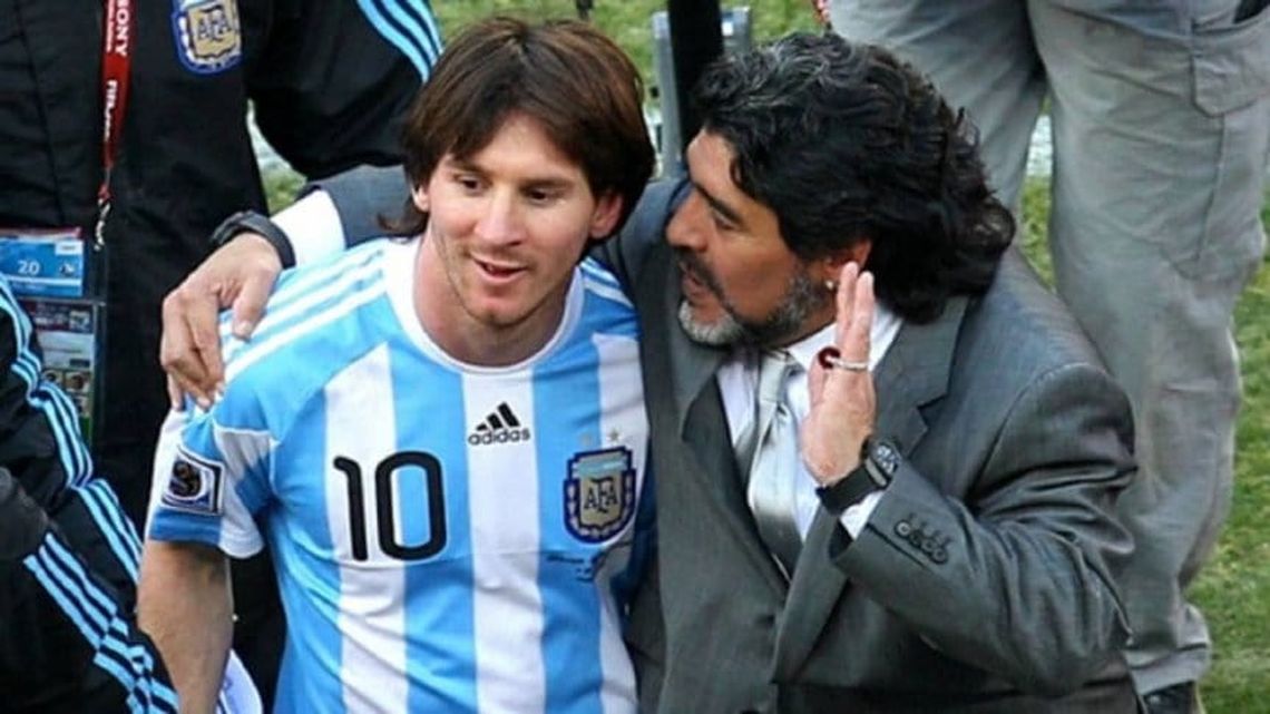 Messi y Maradona durante el Mundial de Sudáfrica 2010.