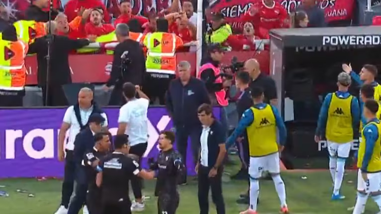 Gustavo Costas, frente a frente con los hinchas de Independiente.