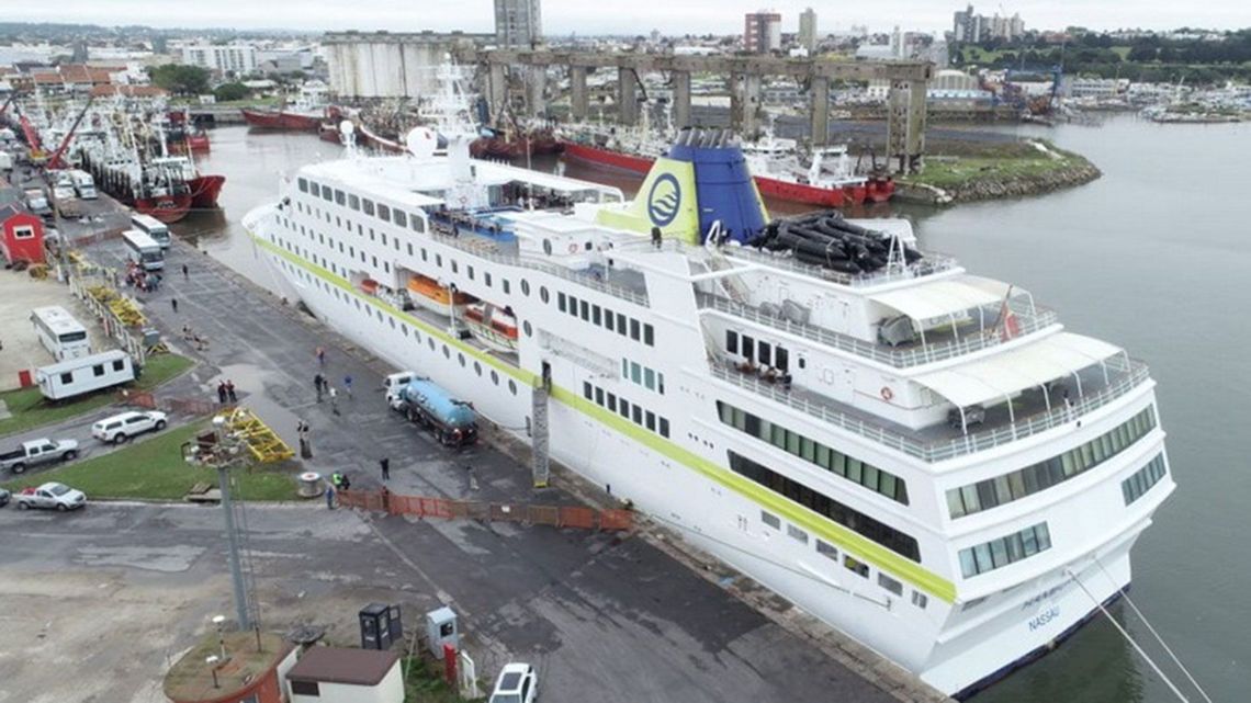 El crucero Hamburg llegó al puerto de Buenos Aires con un turista que presentó síntomas a bordo y que se encontraba aislado junto a su familia.