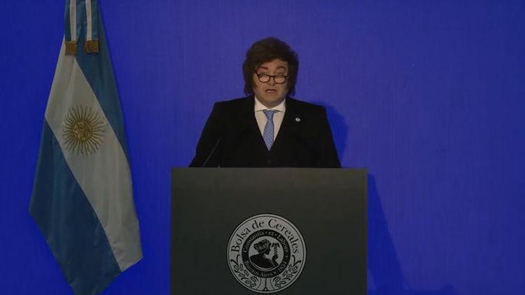 Milei anunció la baja en las retenciones al trigo, cebada y soja