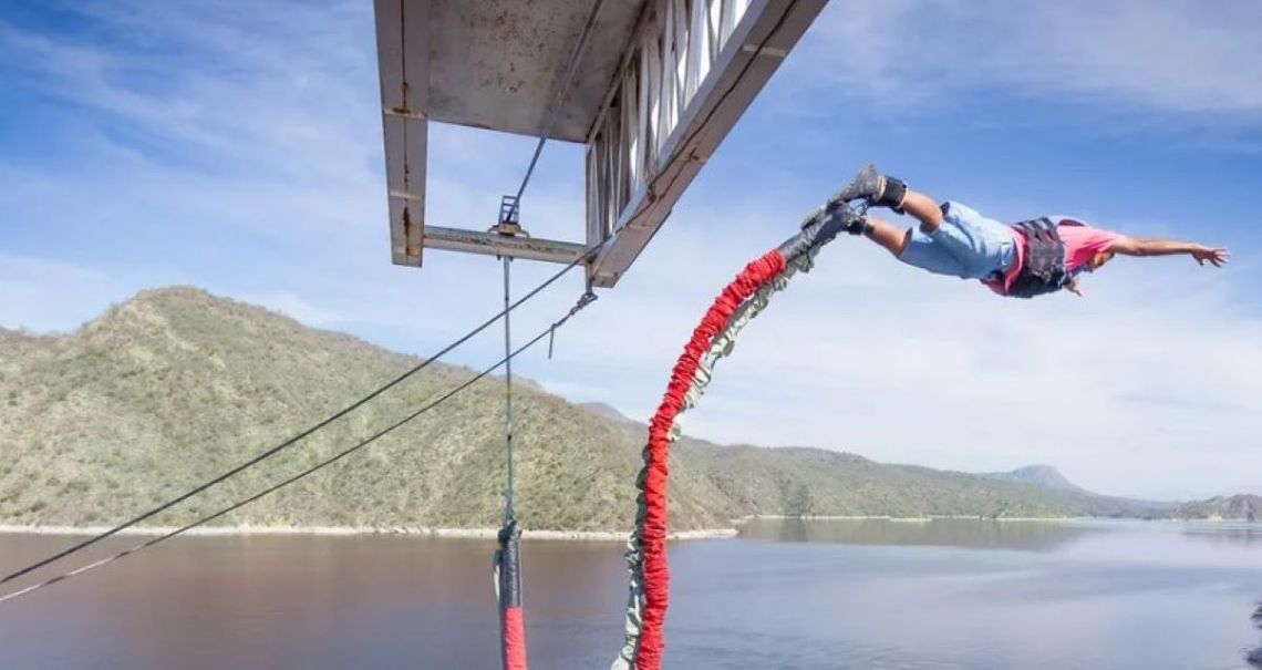 El bungee jumping es un deporte extremo que consiste en saltar al vacío desde una altura considerable