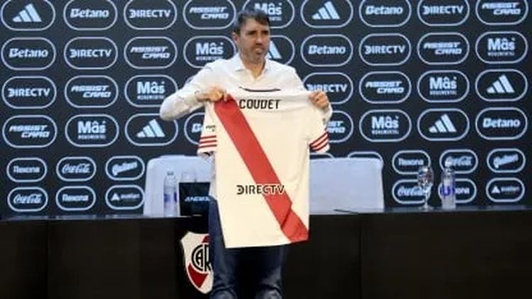 Eduardo Coudet fue presentado como nuevo entrenador de River en una conferencia de prensa junto a Stéfano Di Carlo y Enzo Francescoli.