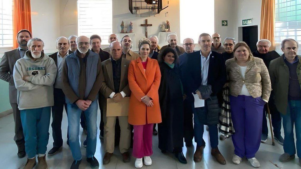 Los diputados libertarios se sacaron una foto junto a los represores detenidos en Ezeiza.