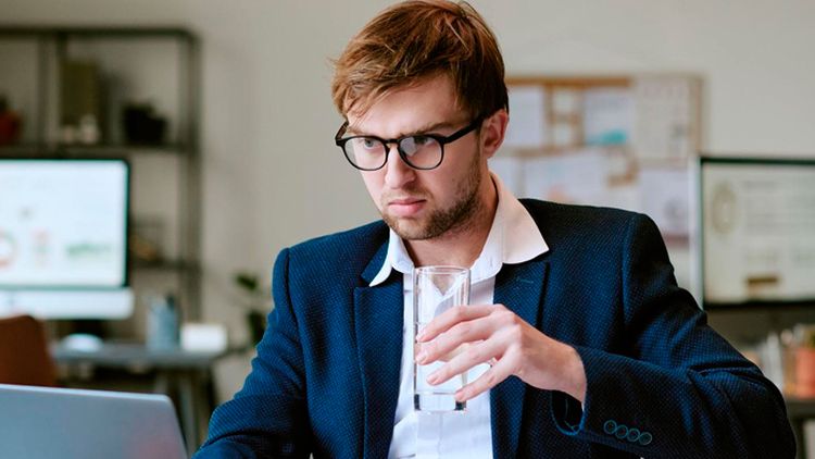 Los participantes realizaron sesiones de tres horas con distintas bebidas para comparar su impacto en la concentración.