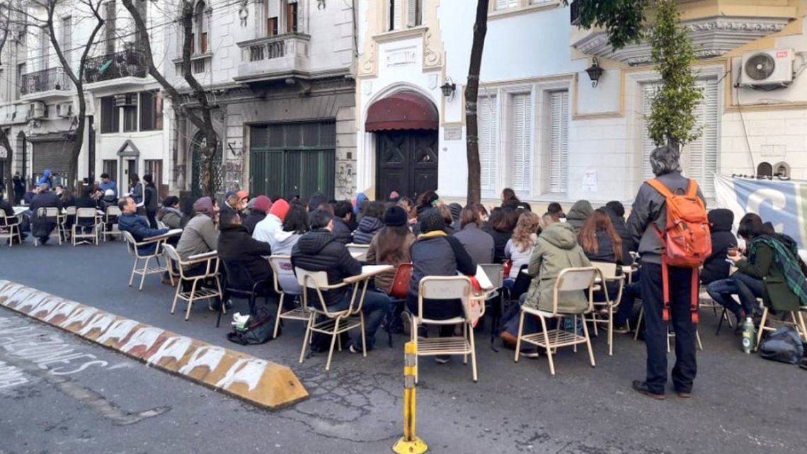 Docentes universitarios salen a la calle a dar clases por protesta salarial