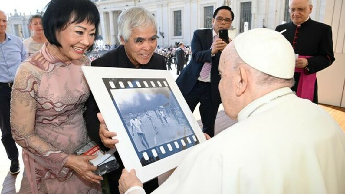 El Papa Francisco saludó a la mujer de la conmovedora foto de la guerra de Vietnam
