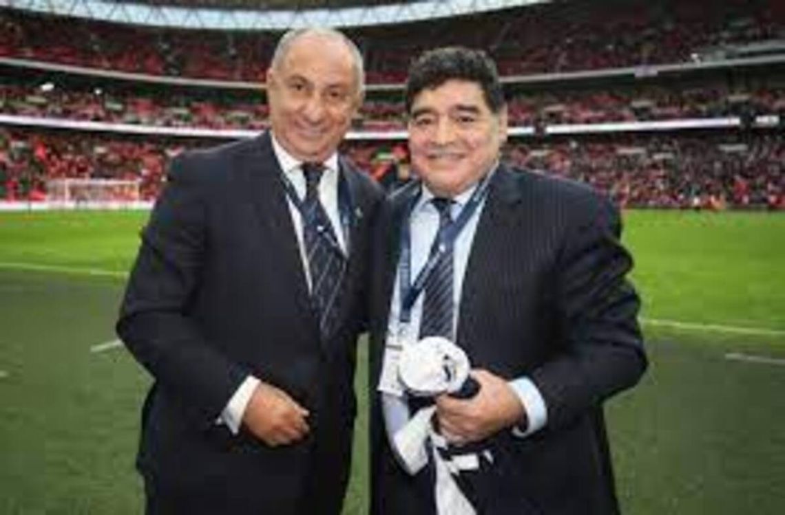 Osvaldo Ardiles junto a Diego Maradona.