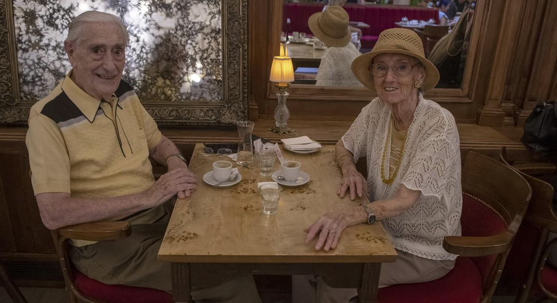 Clara festeja sus 89 años junto a Carlos, a quien conoce desde que tenía 13. Hace más de seis décadas que son habitués de La Ideal.(Foto: Victoria Egurza)