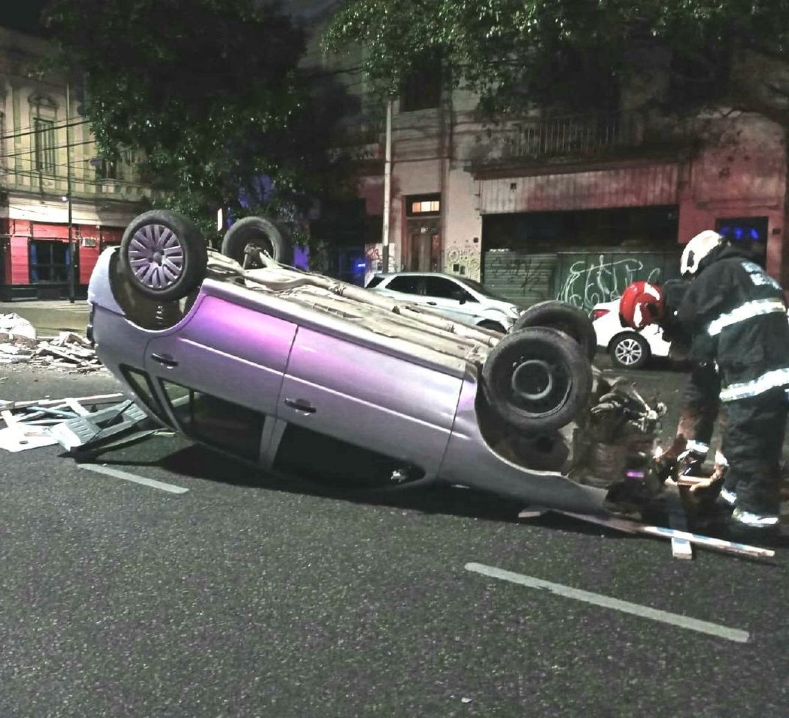 Un automovilista alcoholizado protagonizó un vuelco en San Cristóbal.