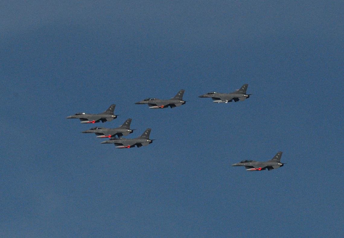 Los seis aviones F-16 cruzaron el cielo porteño.