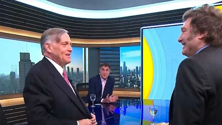 El mandatario llegó al canal A24 acompañado por el vocero presidencial y candidato a legislador porteño, Manuel Adorni, y el diputado José Luis Espert.
