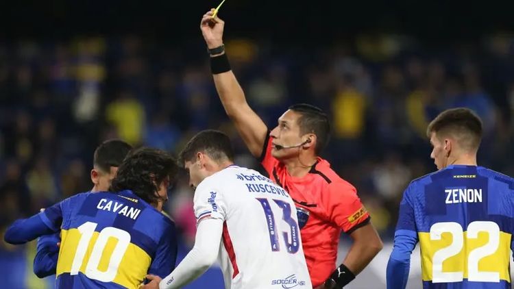 Valenzuela amonestó a Cavani en una jugada que todo Boca reclamó penal.