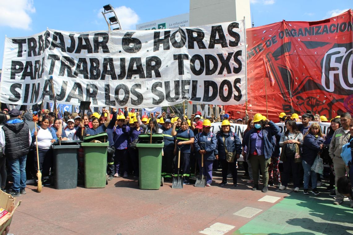 Integrantes del Frente de Organizaciones en Lucha se concentraron este mediodía en el Obelisco.