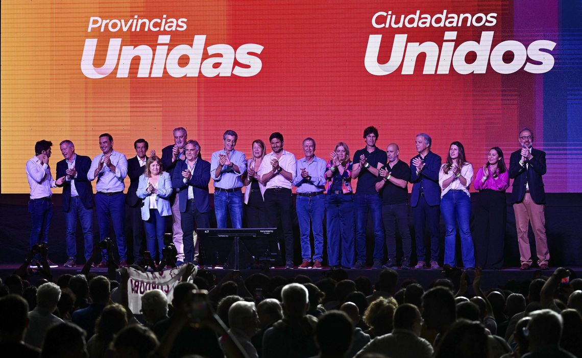 Mandatarios y candidatos de Provincias Unidas, sobre el escenario de Obras.