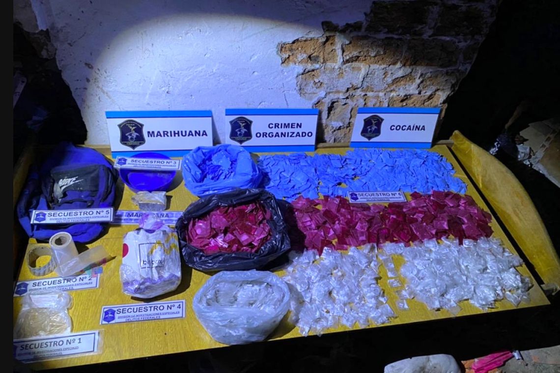 Parte de la droga incautada en los allanamientos llevados adelante en las últimas horas en el marco de la causa por las muertes con cocaína envenenada.