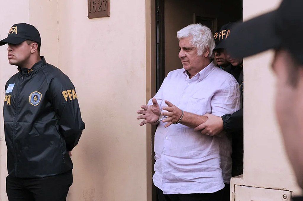 Alberto Samid esposado, cuando había sido detenido hace cinco años.