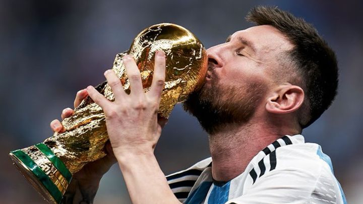 Leo besando la Copa del Mundo, uno de los momentos más lindos en la Selección.