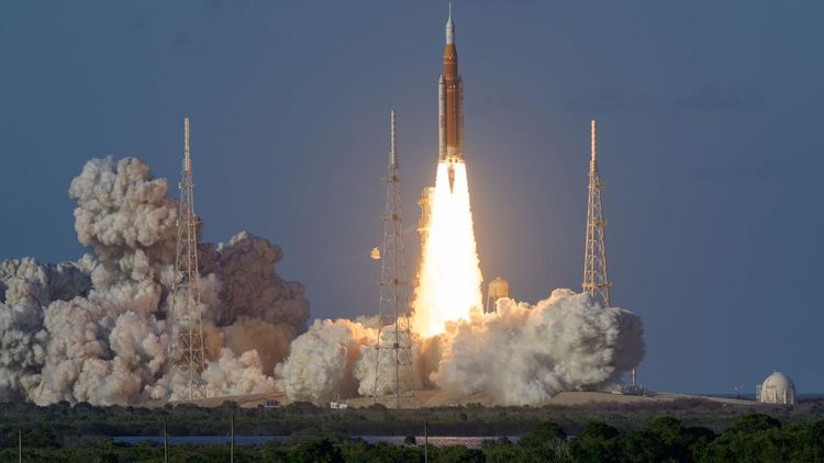 La nave Orion en su histórica misión Artemis II rumbo a la Luna. La tripulación comenzó un viaje de 10 días para probar sistemas críticos en el espacio profundo sin alunizar.