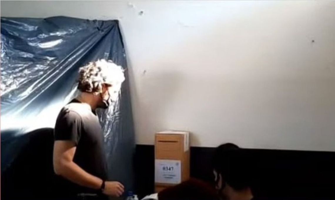 Santiago Cafiero votó en un precario cuarto oscuro cubierto con bolsas de nylon.