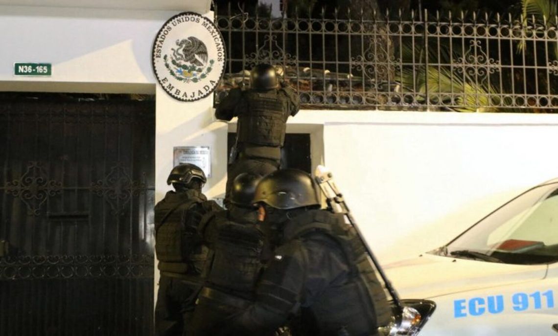 Quito - Policía ecuatoriana allana la Embaja de México para detener al exvicepresidente Jorge Glas