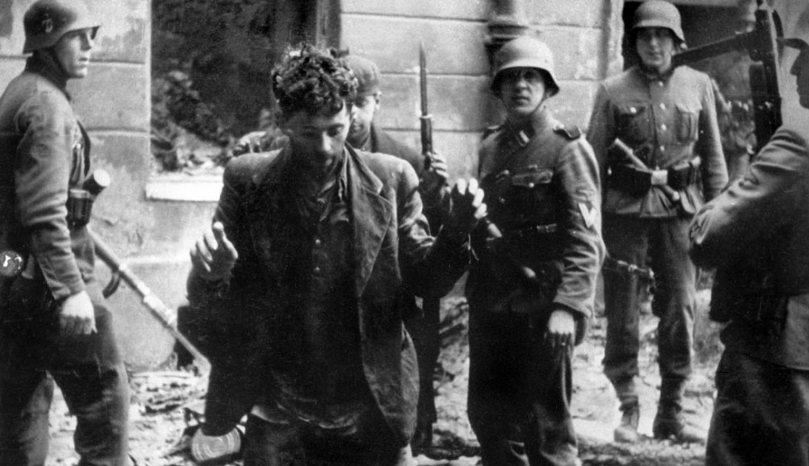 Un hombre judío es arrestado en el gueto durante el levantamiento del gueto.