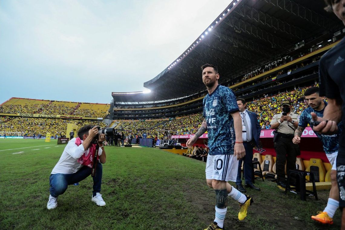 Lionel Messi saltó enfocado al campo de juego.