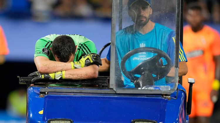 La tristeza del arquero mientras es retirado del campo de juego. Foto: AP.