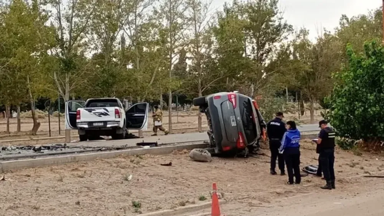 Las tres mujeres que viajaban en la Toyota Hilux resultaron heridas: dos de ellas con lesiones leves y la restante con heridas de mayor gravedad.
