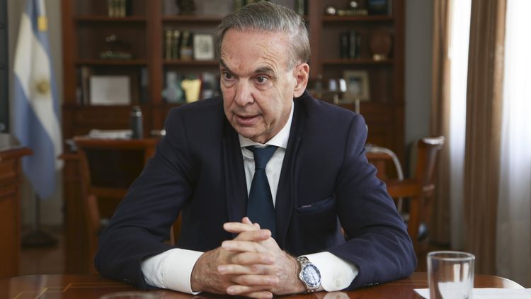 El diputado Miguel Ángel Pichetto vinculó la reciente ola de despidos industriales y el cierre de empresas con la liberalización de las importaciones.