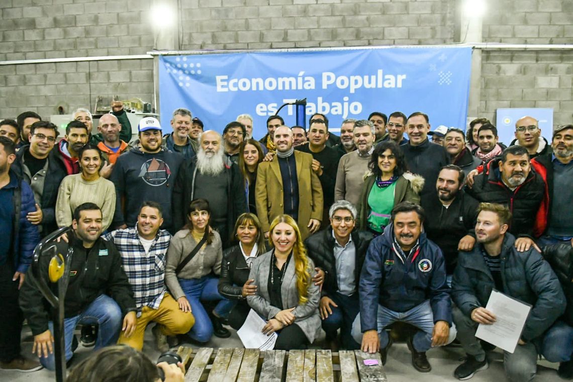 Martín Guzmán junto a trabajadores de la Economía popular.