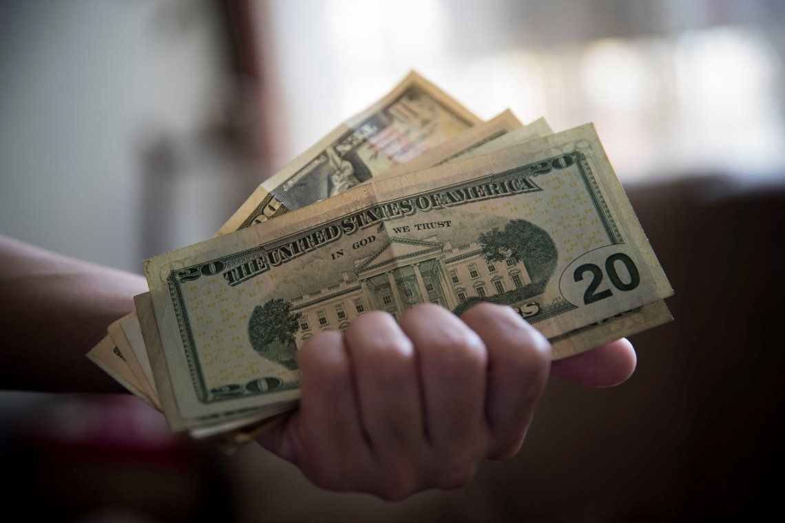 El dólar oficial cerró a $ 68,43 y el contado con liquidación volvió a superar los $110