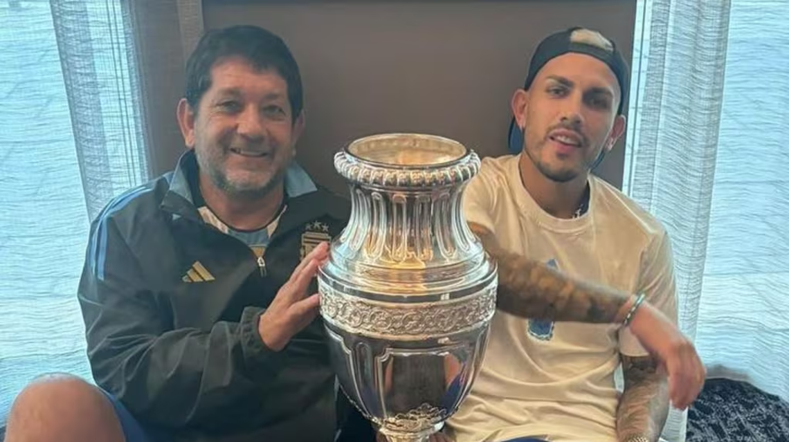 Padre e hijo con la Copa América obtenida con la Selección Argentina.
