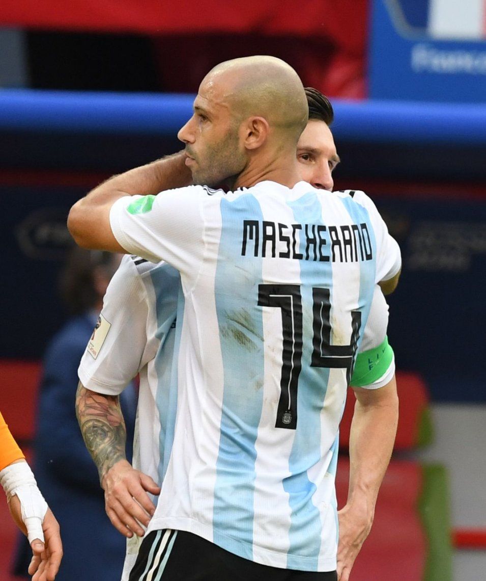 El abrazo de Mascherano y Messi tras quedar afuera ante Francia